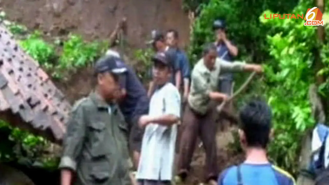 longsor-ciamis-130724a.jpg