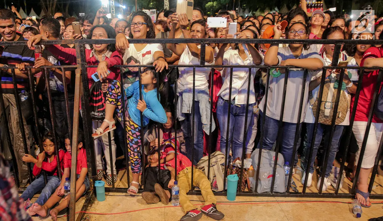 Warga dan simpatisan menyaksikan acara Kaleidoskop dan Terima Kasih Gubernur 2012-2017, sebagai penyampaian apresiasi kepada Gubernur DKI Jakarta di Lapangan Banteng, Jakarta, Sabtu (14/10). (Liputan6.com/Faizal Fanani)