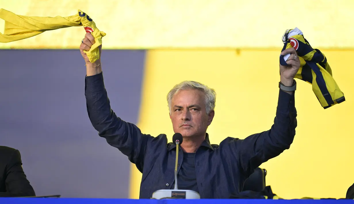 Tugas berat menanti Jose Mourinho, yakni mengakhiri puasa gelar liga selama 10 tahun bagi klub yang bermarkas di ibukota Turki tersebut. (Yasin AKGUL/AFP)