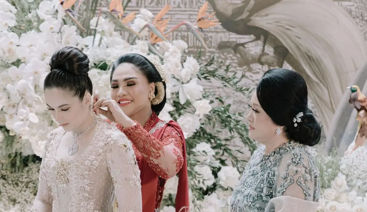 Chelsea Islan, bersama dua wanita hebat yang hadir dalam kehidupannya, yaitu calon mertua dan sang ibunda. (Foto: Instagram/@samantha_barbara26)