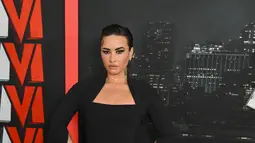 Demi Lovato tiba untuk acara world premiere film "Scream VI" di AMC Lincoln Square di New York City , Senin (6/3/2023). Penyenyi 30 tahun itu berjalan di karpet merah berbalut gaun edgy dengan lengan sepanjang lantai yang melebar di ujungnya. (ANGELA WEISS / AFP)