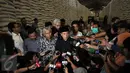 Ketua DPR Ade Komarudin (tengah) didampingi Wakil Ketua DPR Agus Hermanto (kiri) menjawab pertanyaan pers saat meninjau Gudang Bulog di Kelapa Gading, Jakarta Utara, (7/6).(Liputan6.com/Johan Tallo) 