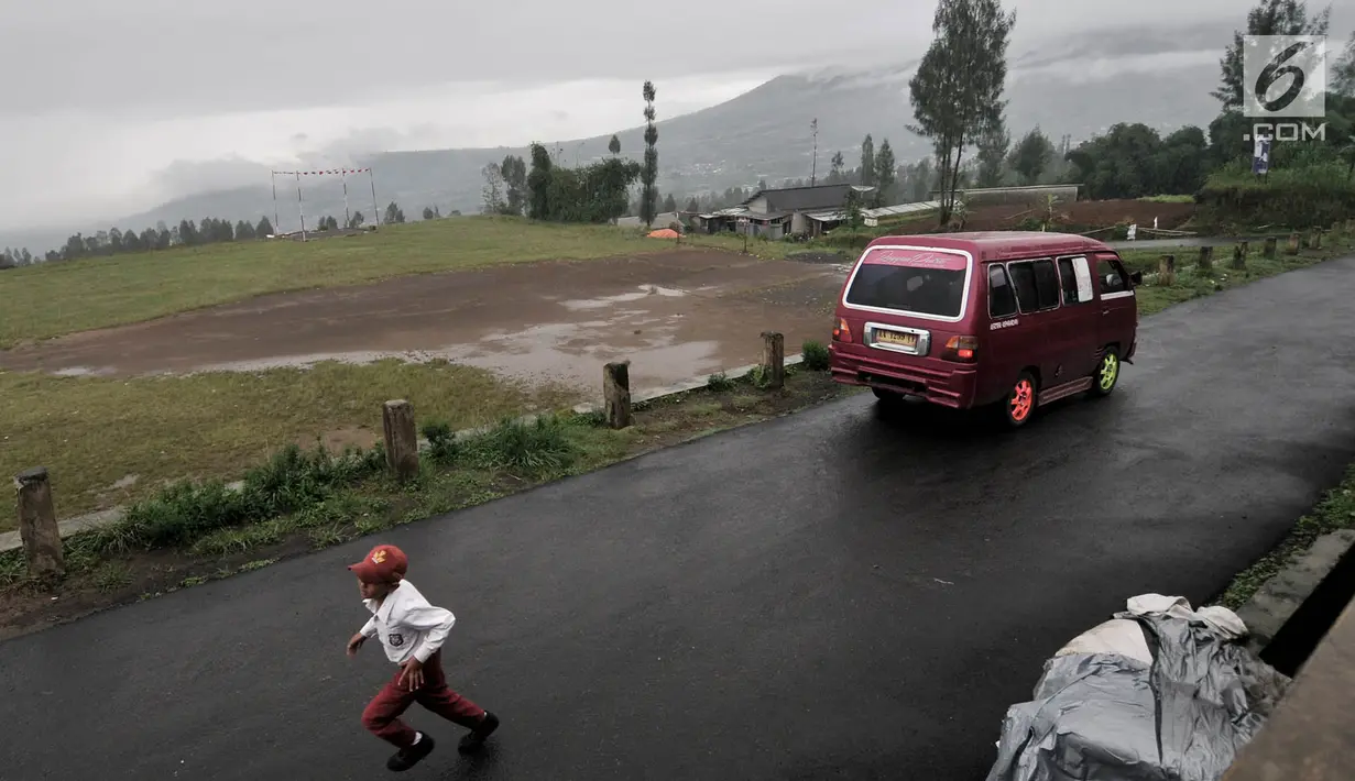 Seorang siswa berlari menuju gedung Sekolah Dasar (SD) Negeri 2 Bowongso, Kecamatan Kalikajar, Wonosobo, Jawa Tengah (2/4). Sekolah ini masih menggunakan papan kapur tulis sebagai sarana belajar. (merdeka.com/Iqbal S. Nugroho)