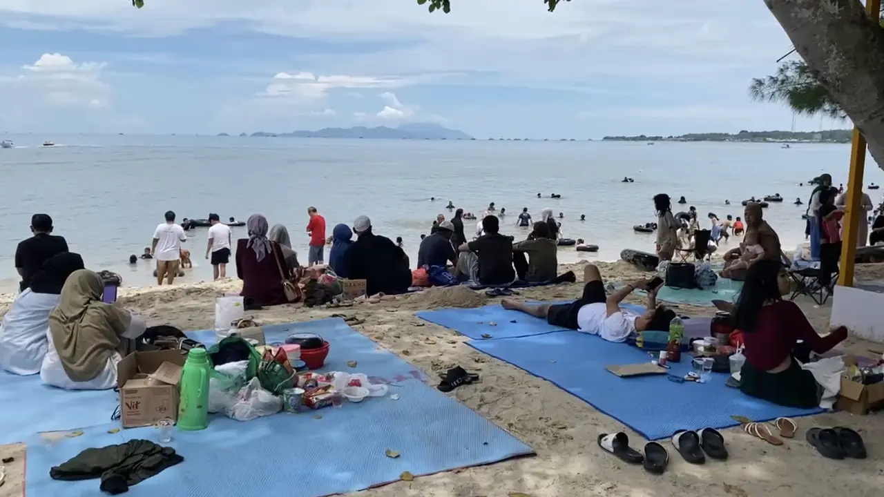 Pantai Mbeach di Kalianda, Lampung Selatan, mulai dipadati ribuan pengunjung pada libur Lebaran 2025. Foto: (Liputan6.com/Ardi).