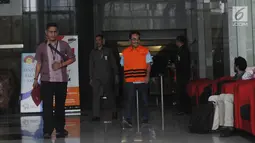 Mantan anggota DPRD Kota Malang Indra Tjahyono usai menjalani pemeriksaan lanjutan di Gedung KPK, Jakarta, Selasa (4/12). Indra Tjahyono diperiksa sebagai tersangka untuk melengkapi berkas dugaan menerima suap. (Merdeka.com/Dwi Narwoko)