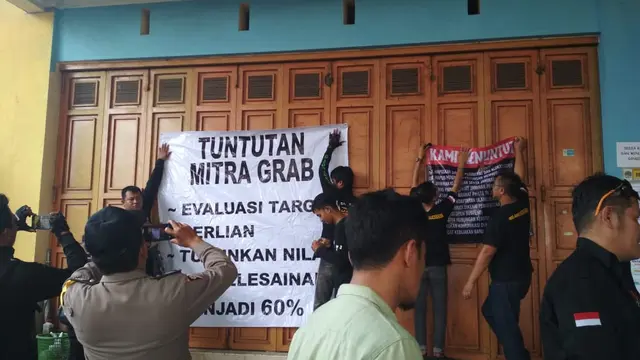 Pengemudi Gojek dan Grab menyegel kantor di Purwokerto, protes agar tuntutannya dipenuhi. (Foto: Liputan6.com/Nanang Supriyadi untuk Muhamad Ridlo)