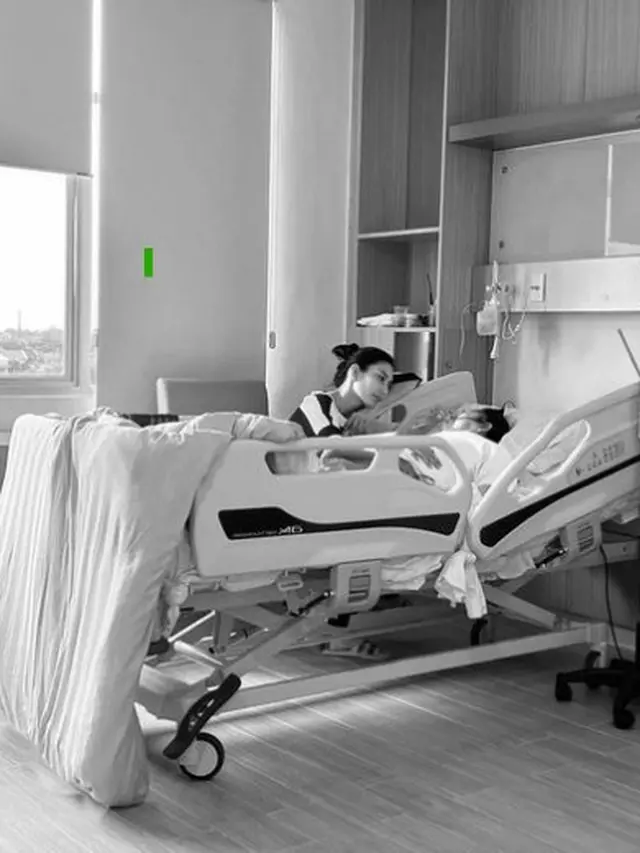 Tyas Mirasih rawat ibunda (Instagram/tyasmirasih)