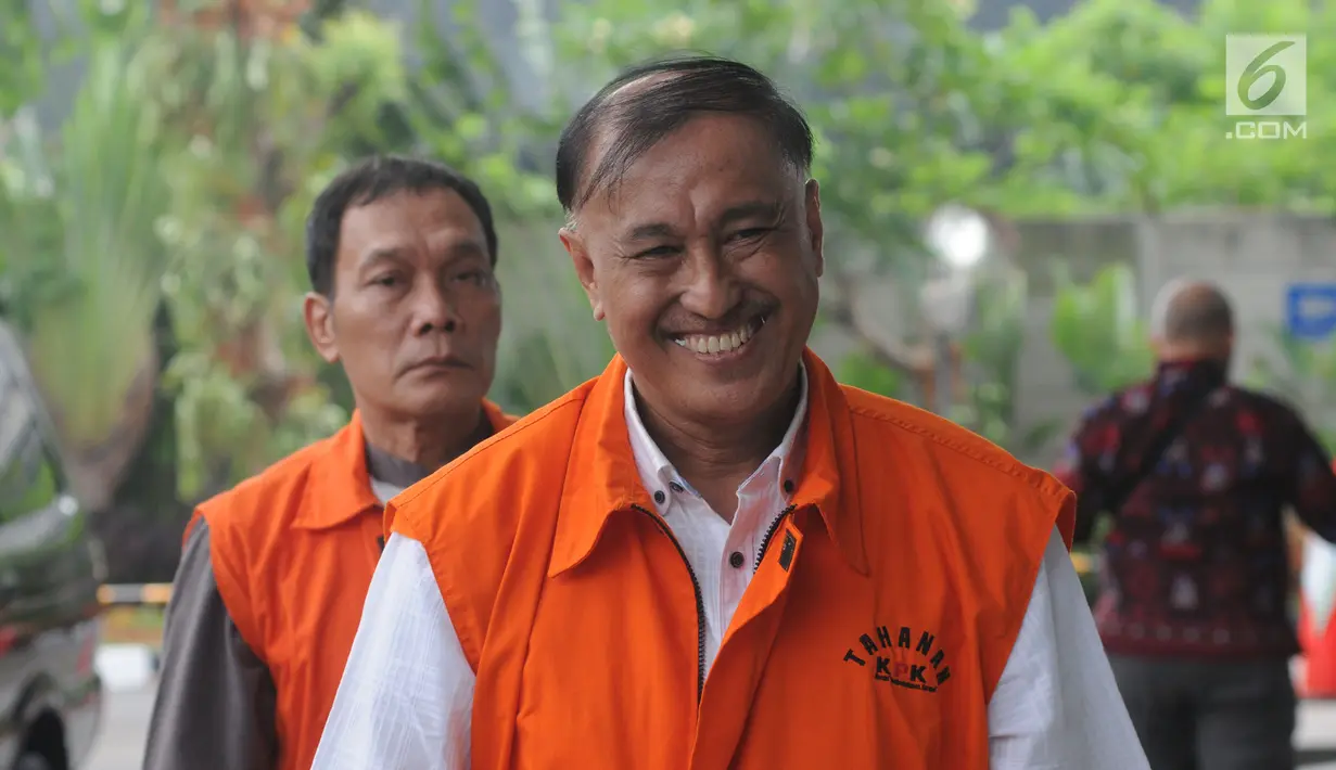 Anggota DPR RI nonaktif Markus Nari (kiri) dan Hakim Pengadilan Negeri Balikpapan Kayat tiba untuk menjalani pemeriksaan di Gedung KPK, Jakarta, Kamis (4/7/2019). Markus Nari diperiksa terkait dalam kasus dugaan korupsi proyek pengadaan KTP elektronik. (merdeka.com/Dwi Narwoko)