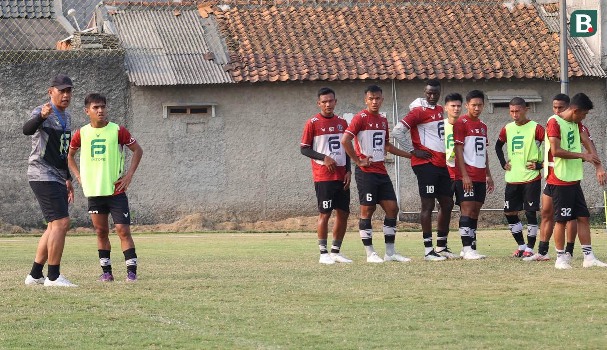 Pelatih FC Bekasi City, Widyantoro, memberikan arahan kepada anak asuhnya saat sesi latihan di Lapangan Harin, Tengerang Selatan, Rabu (7/9/2023). Latihan tersebut merupakan persiapan jelang bergulirnya Liga 2 2023/2024. (Bola.com/M Iqbal Ichsan)