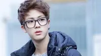 Sudah tak perlu diragukan lagi ketampanan dari Jin BTS. Ketampanannya seakan bertambah ketika ia mengenakan kacamata. (Foto: soompi.com)