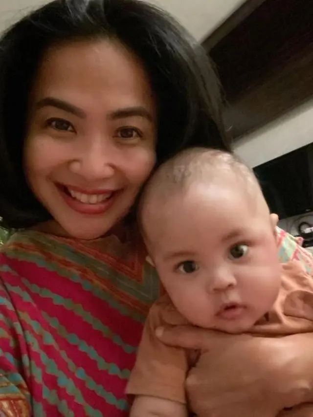 Jadi Nenek Gaul, Ini 6 Momen Feni Rose Bersama sang Cucu