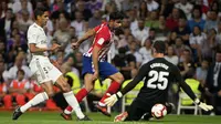 Striker Atletico Madrid, Diego Costa, berusaha membobol kiper Real Madrid, Thibaut Courtois, pada laga La liga di Stadion Santiago Bernabeu, Madrid, Sabtu (29/9/2018). Kedua klub bermain imbang 0-0. (AFP/Curto De La Torre)