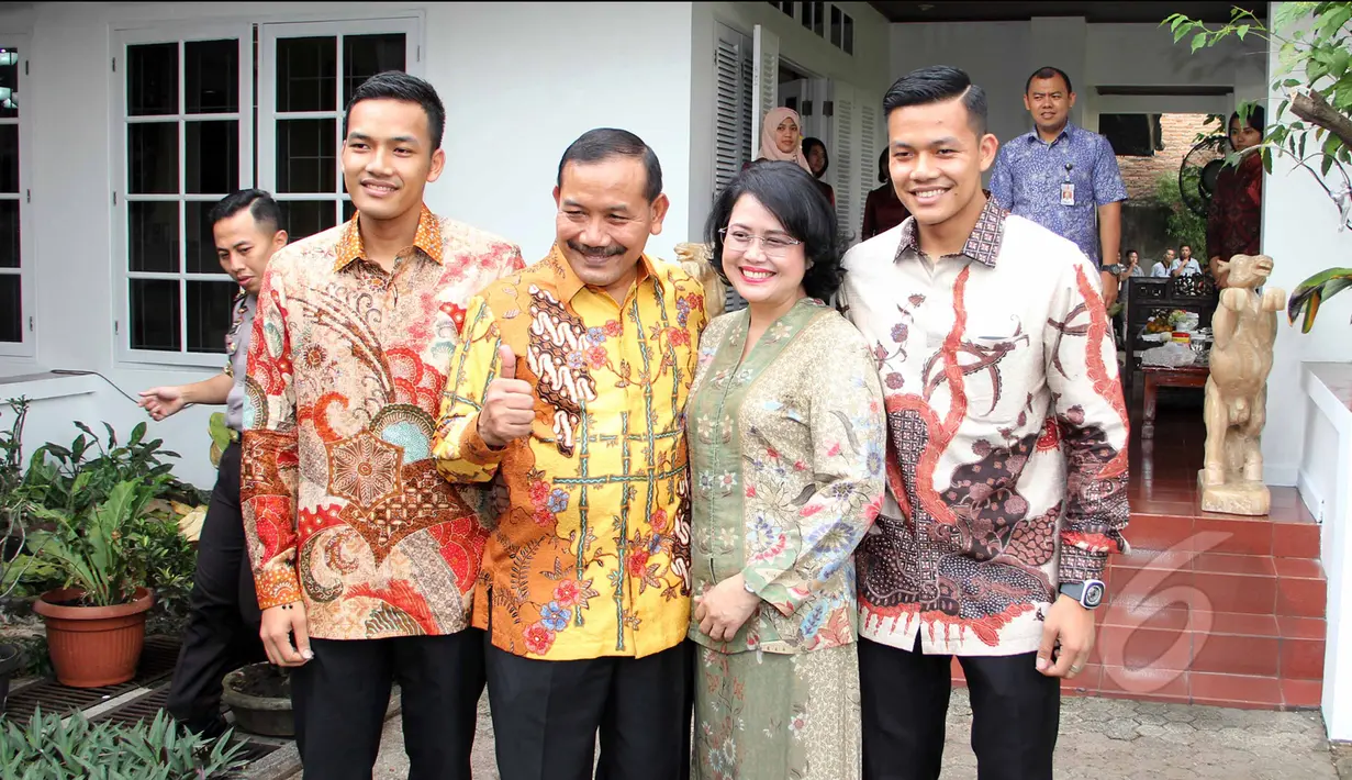 Wakapolri Badrodin Haiti berfoto bersama keluarga menjelang kedatangan Komisi III ke rumahnya di kawasan Jagakarsa, Jakarta, Rabu (15/4/2015). (Liputan6.com/Helmi Afandi)