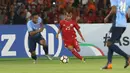 Gelandang Persija, Riko Simanjuntak (kanan) berebut bola dengan pemain Johor Darul Takzim pada lanjutan penyisihan Grup H Piala Asia 2018 di Stadion GBK, Jakarta, Selasa (10/4). Babak pertama Persija unggul 3-0. (Liputan6.com/Helmi Fithriansyah)