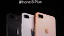 Phil Schiller tampilkan tiga warna iPhone 8 Plus saat peluncuran produknya di Steve Jobs Theatre, California, Selasa (12/9). Perbedaan iPhone 8 Plus terlihat dari kamera utamanya, hadir dengan dual kamera beresolusi 12MP. (AP Photo/Marcio Jose Sanchez)