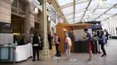 Sejumlah pengunjung menunggu di pintu masuk Musee d'Orsay saat museum itu dibuka kembali untuk umum di Paris, Prancis (23/6/2020). (Xinhua/Gao Jing)