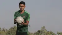 Pemain Timnas Indonesia U-22, Dimas Drajad, memegang bola saat latihan di Lapangan AUPP, Phnom Penh, Selasa (19/2). Latihan ini persiapan jelang laga Piala AFF U-22 melawan Malaysia. (Bola.com/Zulfirdaus Harahap)