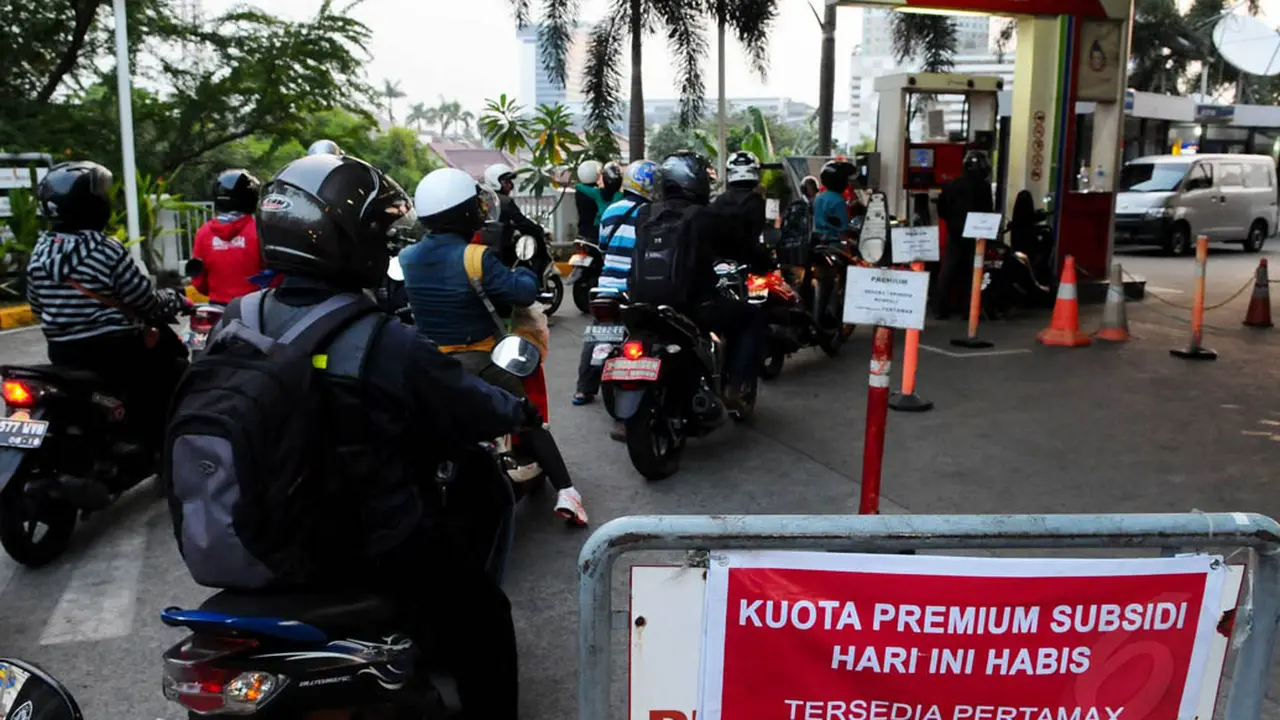 BBM Bersubsidi Langka, Warga Antre di SPBU