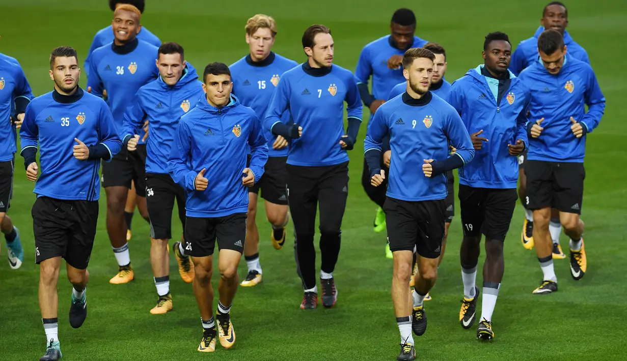 Para pemain FC Basel saat mengikuti sesi latihan jelang laga Liga Champions di Stadion Old Trafford, Manchester, Senin (11/9/2017). FC Basel akan berhadapan dengan Manchester United. (AFP/Paul Ellis)