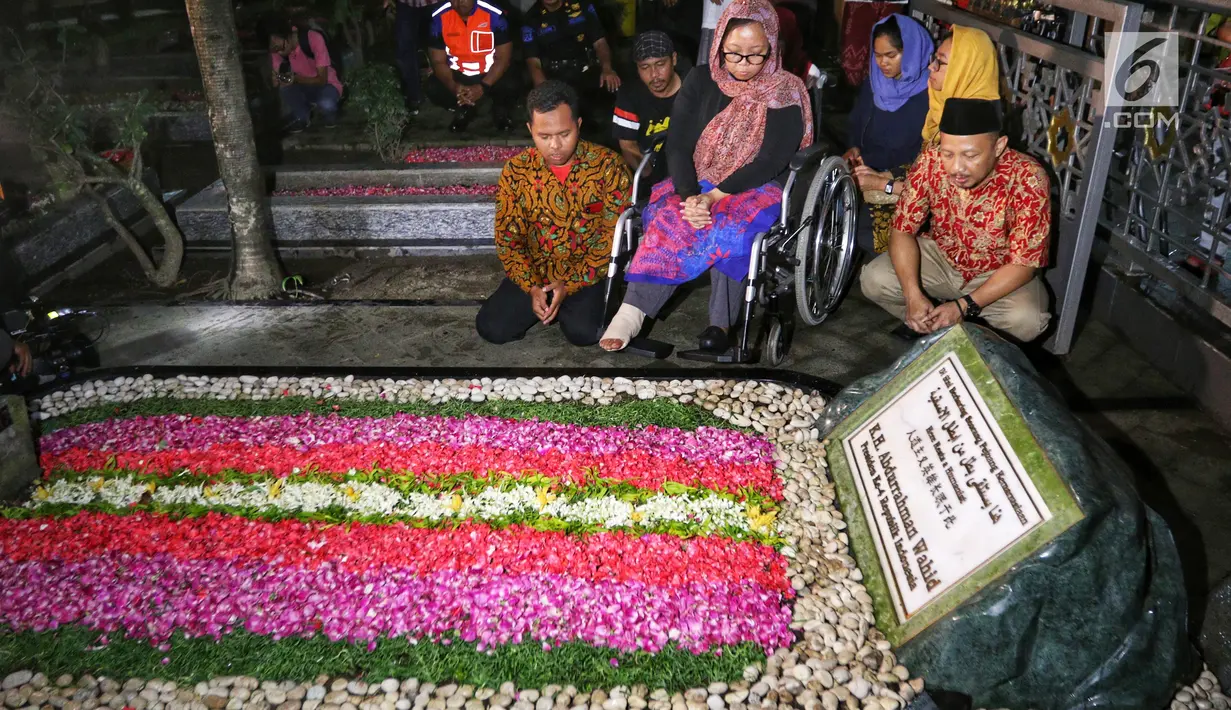 Sekjend Suluh Kebangsaan Alissa Wahid ketika ziarah ke makam Gus Dur di Jombang, Jawa Timur, Rabu (20/2). Kegiatan ini dalam rangkaian Jelajah Kebangsaan. (Liputan6.com/Johan Tallo)