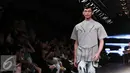 Model mengenakan busana karya Danjyo Hiyojo dalam ajang Men Fashion Week 2015 di Plaza Indonesia, Jakarta, Sabtu (19/9/2015). Para model menggunakan lensa mata yang membuat mereka terlihat unik. (Liputan6.com/Angga Yuniar)