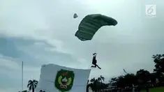 Seorang prajurit di Palopo, Sulawesi Selatan melamar kekasihnya usai terjun payung. Adegan romantis tersebut disaksikan ribuan pasang mata.

