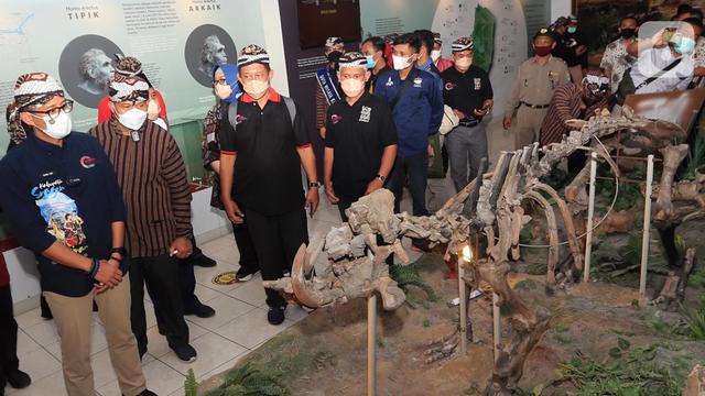 Ketika Sandiaga Uno Dengarkan Keluhan Para Pedagang di Kawasan Wisata Sragen