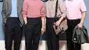 TXT hadir dengan busana smart casual yang romantis dengan sentuhan warna pink dan biru. Ke empatnya pun kompak kenakan beige suede sneakers yang sama [Dior]