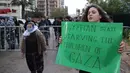 Para aktivis Lebanon memblokir jalan menuju kedutaan besar Mesir di Beirut sebagai bentuk protes atas penutupan perbatasan Rafah antara Mesir dan Jalur Gaza, pada 19 Februari 2024. (ANWAR AMRO/AFP)
