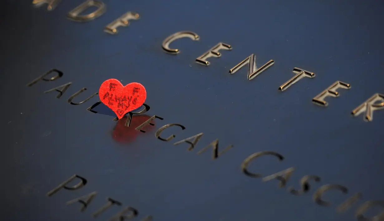 Sebuah catatan kecil ditinggalkan di situs nama-nama para korban peristiwa serangan 11 September 2001 lalu di National September 11 Memorial and Museum at the World Trade Center, New York, Amerika Serikat, Sabtu (10/9). (REUTERS/Mark Kauzlarich)