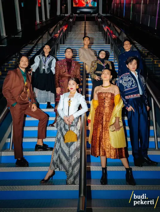 Lewat akun Instagram pribadinya, sang aktris membagikan foto-foto penampilannya saat mejeng di red carpet TIFF 2023. Tak kalah dengan para bintang dunia lainnya, Prilly tampil elegan dalam balutan busana tradisional.  [Instagram/@prillylatuconsina96]