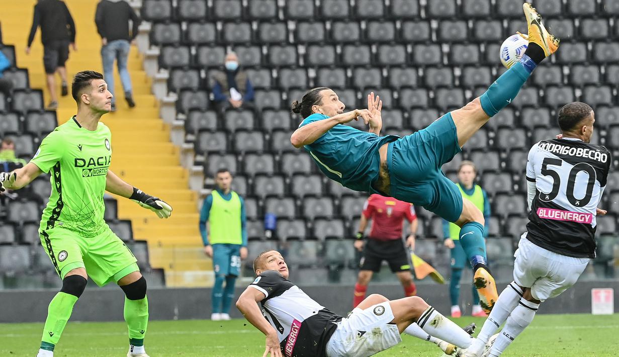 Striker AC Milan, Zlatan Ibrahimovic, mencetak gol dengan tendangan salto ke gawang Udinese pada laga Liga Italia di Stadion Friuli, Minggu (1/11/2020). AC Milan menang dengan skor 2-1. (AFP/Andreas Solaro)
