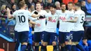 Keunggulan 1-0 Tottenham Hotspur mampu bertahan hingga turun minum. Son Heung-min dan kolega berhasil meredam ambisi The Villans untuk menyamakan kedudukan. Dilansir dari Opta, kiper Tottenham, Hugo Lloris tercatat melakukan tujuh penyelamatan selama 45 menit pertama. (AFP/Lindsey Parnaby)