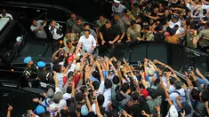 Capres  01 Joko Widodo saat menyapa para pendukungnya di Jakarta, Rabu (17/4). Meskipun Jokowi-Ma'ruf unggul dalam hitungan cepat namun Jokowi meminta para pendukungnya tetap menunggu penghitungan resmi KPU atas hasil perolehan suara Pilpres 2019. (Liputan6.com/Angga Yuniar)