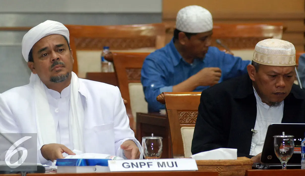 Imam besar FPI Rizieq Shihab (kiri) bersama sejumlah tokoh Gerakan Nasional Pembela Fatwa Majelis Ulama Indonesia (GNPF MUI) mendatangi Komisi III di Gedung Nusantara II, Kompleks Parlemen Senayan, Jakarta, Selasa (17/1). (Liputan6.com/JohanTallo)