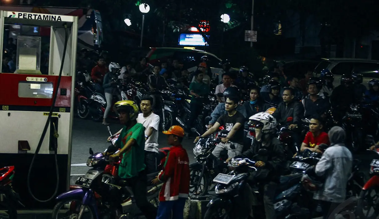 Kendaraan roda dua tampak mendominasi antrean di SPBU kawasan Pejompongan, Jakarta, Senin (17/11/2014). (Liputan6.com/Faizal Fanani)