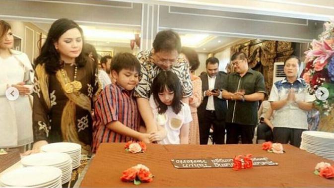 Airlangga Hartarto bersama istri dan anak-anaknya saat merayakan ulang tahunnya (Dok.Instagram/@airlanggahartarto/Komarudin)