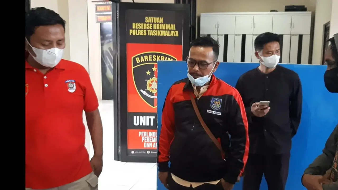 Di depan penyidik PPA Polres Tasikmalaya, sambil menangis, Dikdik melayangkan permohonan maaf kepada istri dan Reihan, anak tirinya, sekaligus suami dari korban.