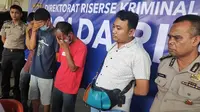 Tiga pelaku judi online di Pekanbaru (tutup wajah) yang ditangkap Polda Riau. (Liputan6.com/M Syukur)