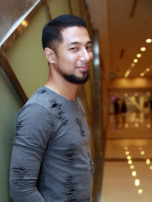 "Akting dia bagus, dan akting dia enggak ada yang jelek. Mungkin itulah pahlawan gue. Atau misalnya, Sophan Sophiaan kali ya, itu pahlawan gue," ujar penyanyi kelahiran Bandung, 21 September 1977 ini. (Deki Prayoga/Bintang.com)