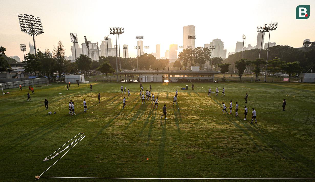 Pemain Timnas Indonesia U-22 saat melakukan pemusatan latihan untuk SEA Games 2023 di Lapangan B Kompleks Stadion Gelora Bung Karno (SUGBK), Senayan, Jakarta, Sabtu (11/03/2023). Sebanyak 17 nama pemain baru bergabung untuk menjalani pemusatan latihan gelombang kedua ini yang berlangsung dari 9-16 Maret 2023. (Bola.com/Bagaskara Lazuardi)
