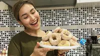 Ayu Ting Ting asyik  memamerkan hasil olahannya membuat donat (Dok.Instagram/@ayutingting92/https://www.instagram.com/p/B99Oq6mlSUC/Komarudin)