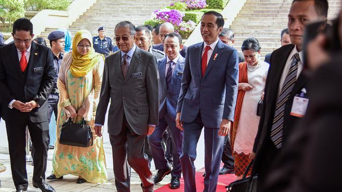 Presiden Joko Widodo disambut Menteri Malaysia Mahathir Mohamad saat melakukan pertemuan di Putrajaya (8/8/2019). Pertemuan membahas sejumlah isu dan upaya peningkatan kerja sama antara Indonesia dan Malaysia. (Farhan Abdullah/Department Of Information/AFP)
