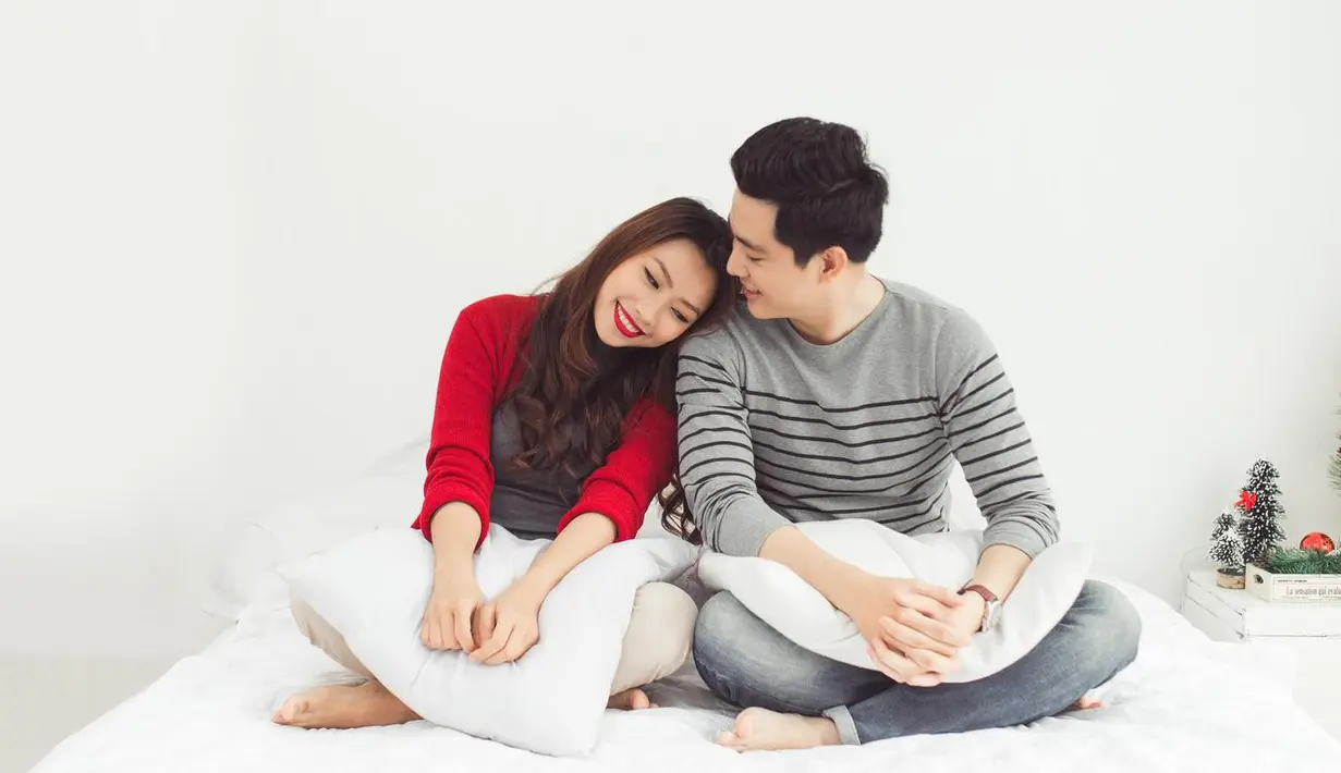 Dengan baju kasual pun kita bisa membuat foto romantis dengan suami. Gestur bersandar seperti ini juga menghadirkan keintiman dan kehangatan tersendiri./Copyright shutterstock.com