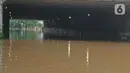 Banjir merendam terowongan di kawasan DI Panjaitan, Jakarta, Selasa (25/2/2020). Hujan yang mengguyur Jakarta sejak dini hari tadi membuat kawasan tersebut terendam banjir sehingga tak bisa dilintasi kendaraan bermotor. (Liputan6.com/Herman Zakharia)