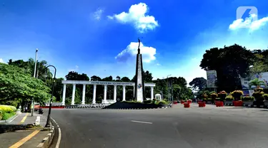 Suasana lalu lintas di Kawasan Tugu Kujang, Bogor, Jawa Barat, Rabu (15/4/2020). Pemerintah telah resmi menerapkan Pembatasan Sosial Berskala Besar (PSBB) di wilayah Bogor per hari ini dalam rangka percepatan penanganan COVID-19. (merdeka.com/Arie Basuki)