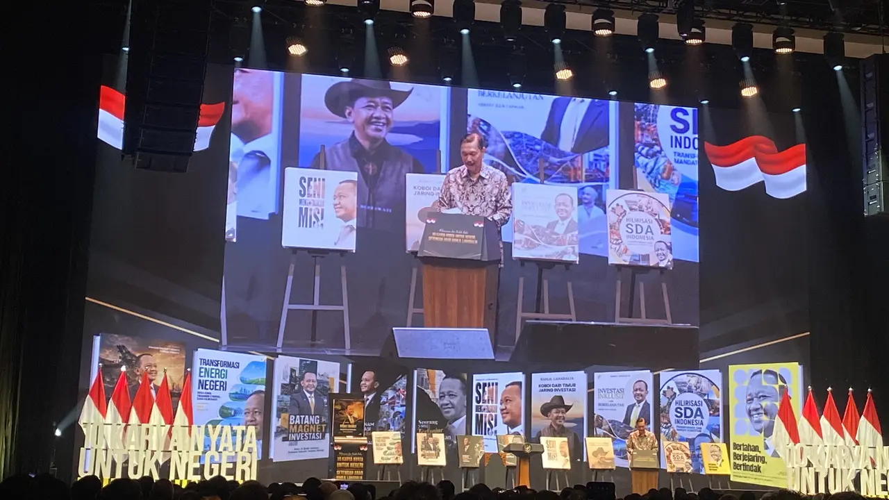 Ketua Dewan Ekonomi Nasional (DEN) Luhut Binsar Pandjaitan saat menghadiri Peluncuran dan Bedah Buku 10 Karya Nyata untuk Negeri Setengah Abad karya Menteri Energi dan Sumber Daya Mineral (ESDM) Bahlil Lahadalia.