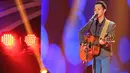 "Freza dari awal lihat memang sudah punya karakter vokal yang kuat. Freza penyanyi solo dengan suara tenor serak dengan gitar dan tampilan yang bener-bener mengandalkan suara,” puji Naga Lyla selaku salah satu juri. (Adrian Putra/Bintang.com)