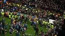 Pemain Atalanta merayakan gelar juara Liga Europa 2023/2024 bersama fans setelah mengalahkan Bayer Leverkusen dengan skor 3-0 pada laga final yang berlangsung di Dublin Arena, Irlandia, Kamis (23/05/2024) dini hari WIB. (AFP/Oli Scarff)