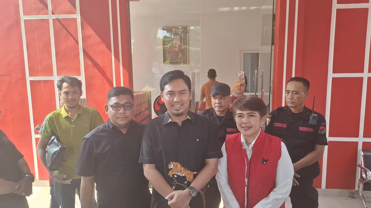 Ketua DPD NasDem Mesuji, Fuad Amrullah usai mengikuti uji kelayakan balon Bupati Mesuji di DPD PDI Perjuagan Lampung. Foto : (Liputan6.com/Ardi)